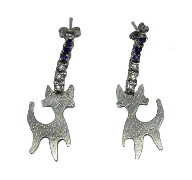 Gravierte 14K Weißgold Diamant Saphir Baumeln Kitty Katze Ohrringe von ThisArtGallery