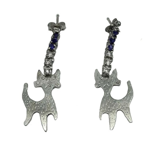 Gravierte 14K Weißgold Diamant Saphir Baumeln Kitty Katze Ohrringe von ThisArtGallery