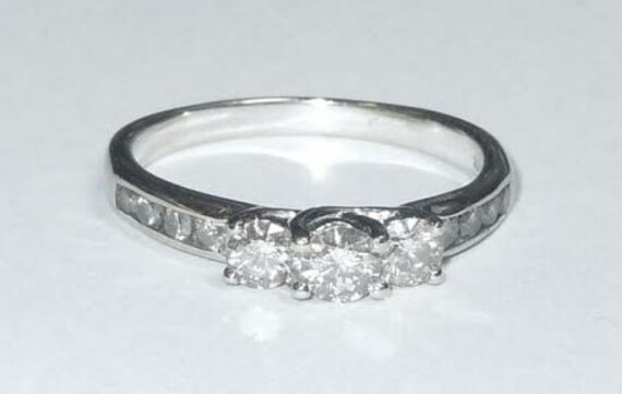 Jahrgang 10Kt Weißgold Diamant Drei Stein Verlobungsring von ThisArtGallery