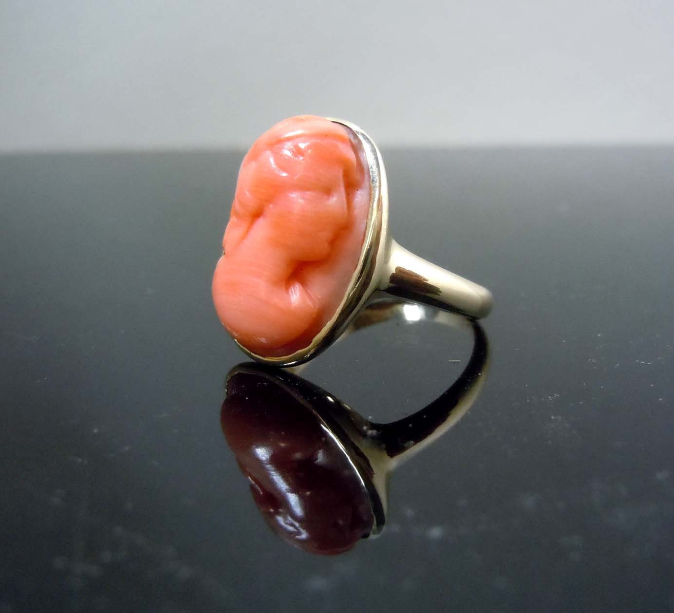 Lady's 14Kt Gold Hand Geschnitzte Rosa Koralle Weiblich Im Profil Ring Circa 1920's Größe 6, 25 von ThisArtGallery