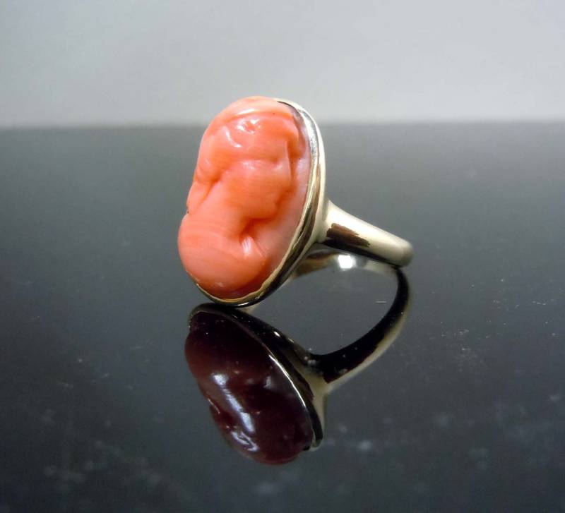 Lady's 14Kt Gold Hand Geschnitzte Rosa Koralle Weiblich Im Profil Ring Circa 1920's Größe 6, 25 von ThisArtGallery
