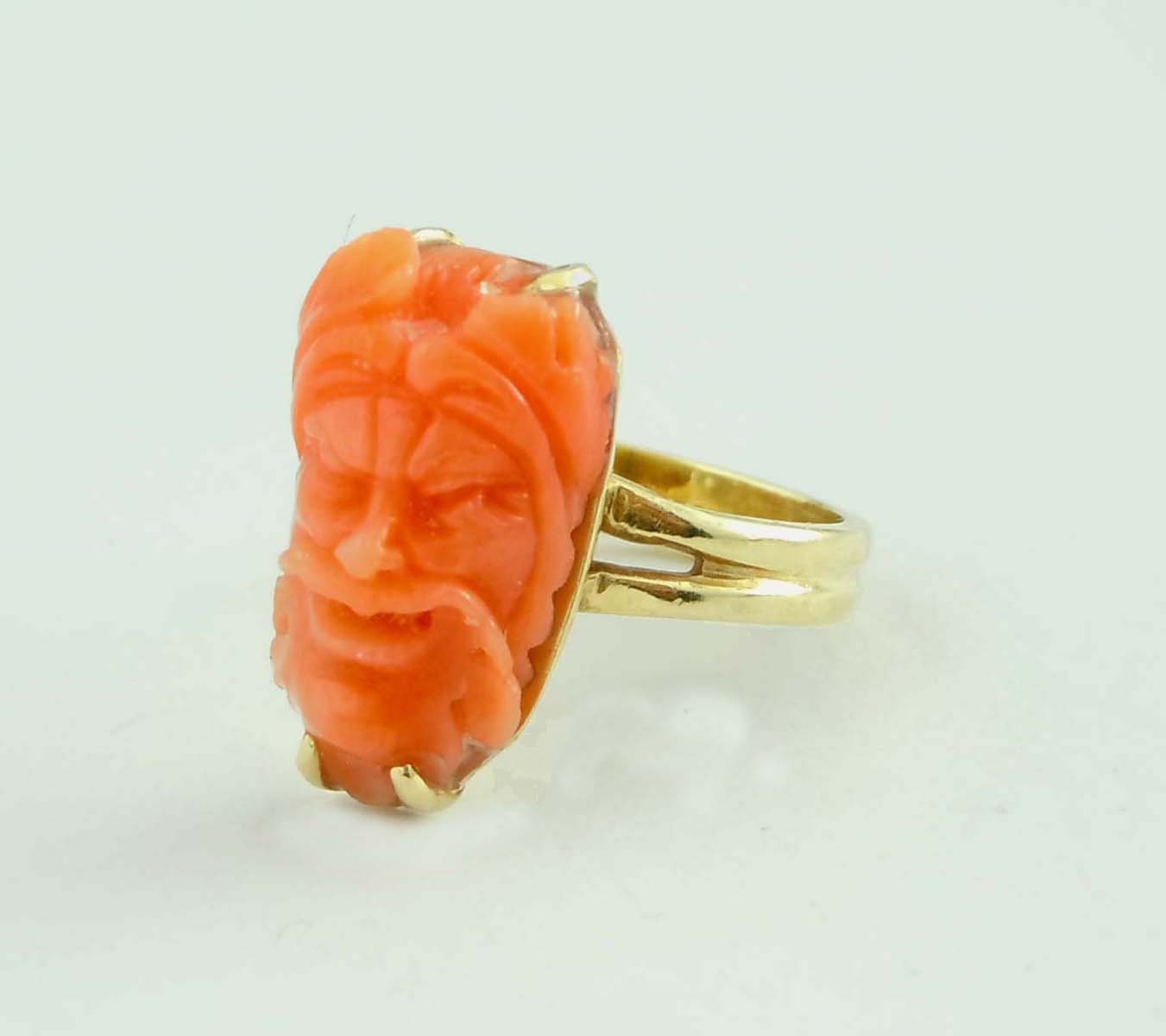 Lady's 14Kt Gold Handgeschnitzter Rosa Korallen-Mans-Gesichtsring Um 1920 Größe 4 von ThisArtGallery