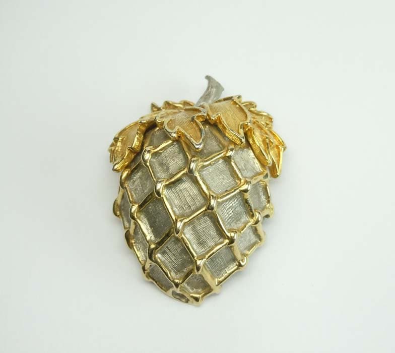 Riesige 2 Ton Satiniert Cadoro Erdbeere Kostüm Schmuck Brosche Hochrelief von ThisArtGallery