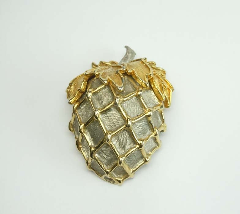 Riesige 2 Ton Satiniert Cadoro Erdbeere Kostüm Schmuck Brosche Hochrelief von ThisArtGallery