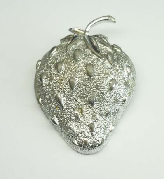 Riesige Silberfarbe Erdbeer Sarah Coventry Kostüm Schmuck Brosche Pin Hochrelief von ThisArtGallery