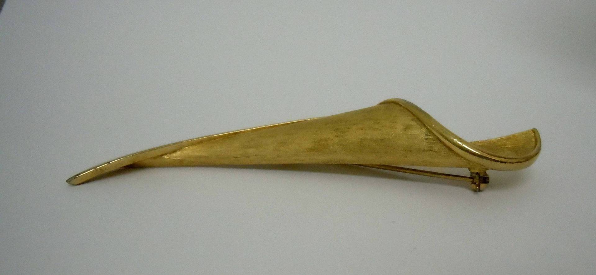 Vintage Gold Tone Krummlinige 20. Jahrhundert Moderne Gold-Ton Triffari Satin Finish Brosche von ThisArtGallery