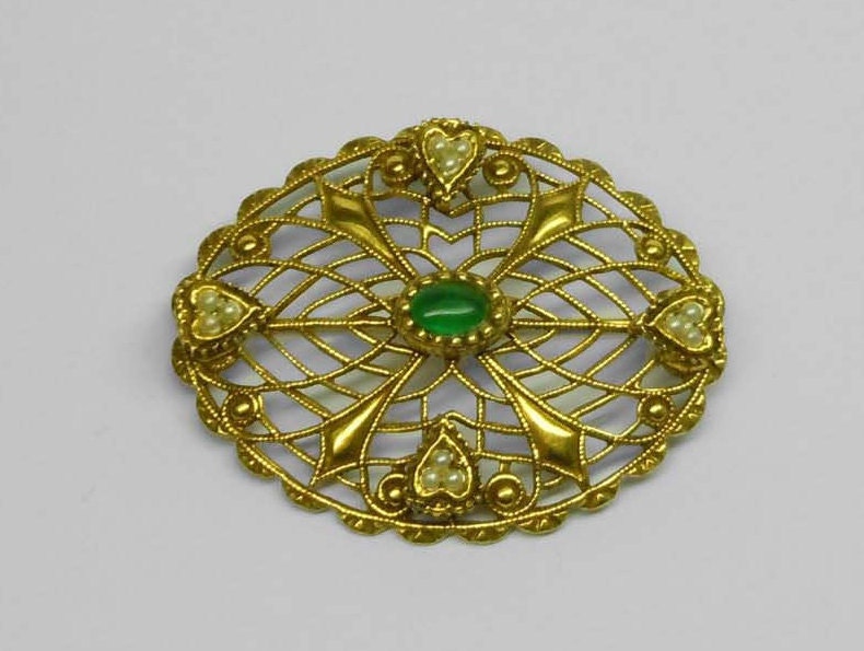 Vintage Vergoldetem Messing Jade Perle Herz Durchbrochene Ovale Brosche von ThisArtGallery