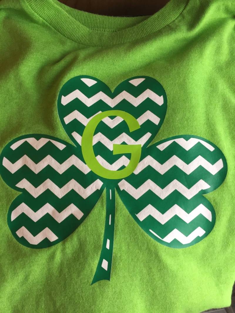 Chevron Shamrock Initial Kurzarm Tshirt St. Patrick Es Day Patty Irish von ThisCraftyChica