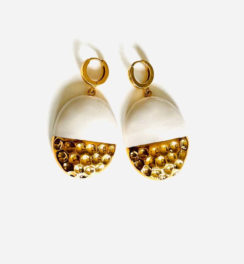 Große Handgemachte Texturierte Oval Weißgold Getauchte Fayence-Keramikohrringe Große Handgemachte Texturierte Oval Weißgold Getauchte Fayence-Keramikohrringe von ThisIsAllure