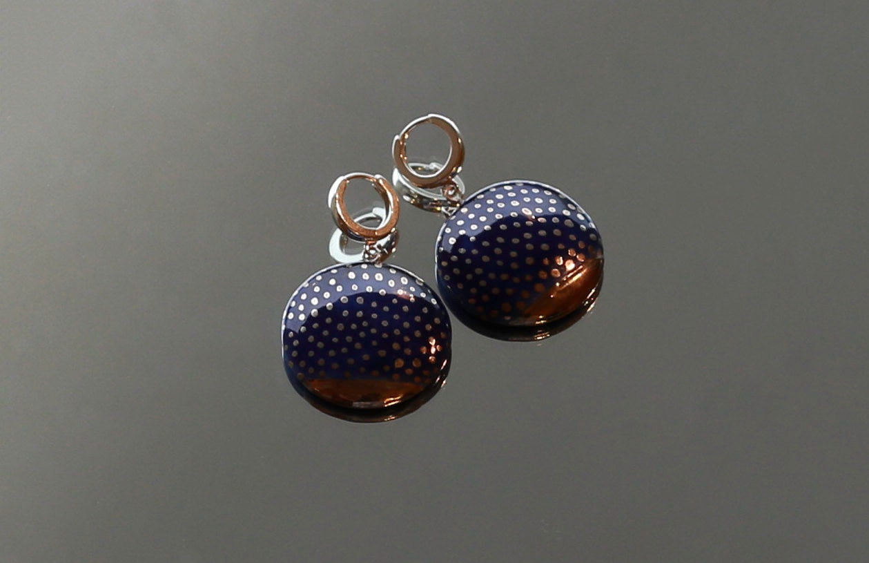 Handgemachte Dark Royal Blue Platinum Gepunktete Luxus Fayence Keramikohrringe Handgemachte Dark Royal Blue Platinum Gepunktete Luxus Fayence Keramikohrringe von ThisIsAllure