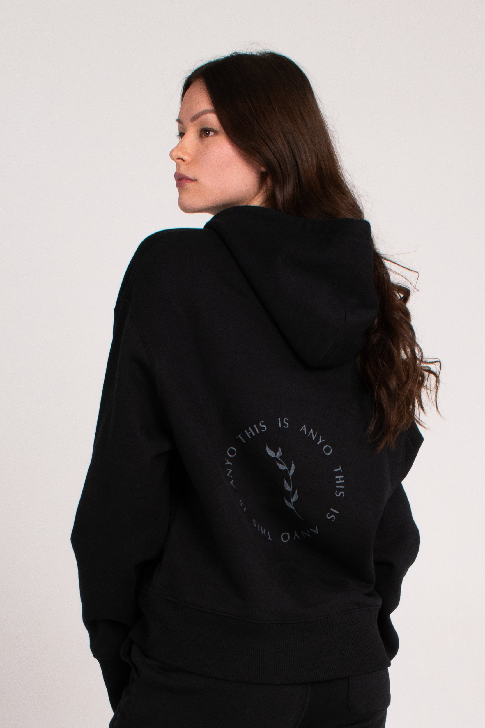Bio Übergroßer Kapuzenpullover - Schwarz Bio Übergroßer Kapuzenpullover - Schwarz von ThisIsAnyo
