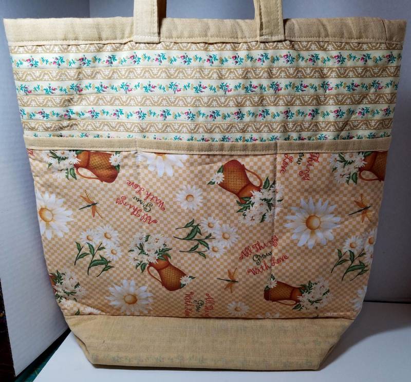 "Gesteppte Schulter-Einkaufstasche - "Alle Dinge Wachsen Mit Liebe" Goldene Blumen Daisytote." von ThisNThatHodgePodge