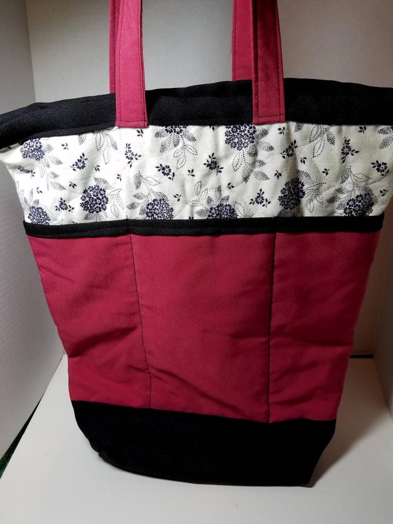 Gesteppte Schulter Tote Geldbörse - Fuschia Und Schwarz Floral von ThisNThatHodgePodge