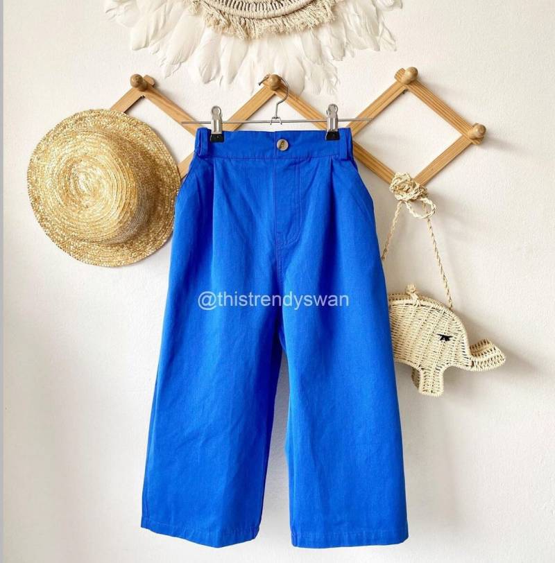 Blaue Mädchenhose Mit Weitem Bein Dehnbare Taille Blaue Mädchenhose Mit Weitem Bein Dehnbare Taille von ThisTrendySwan