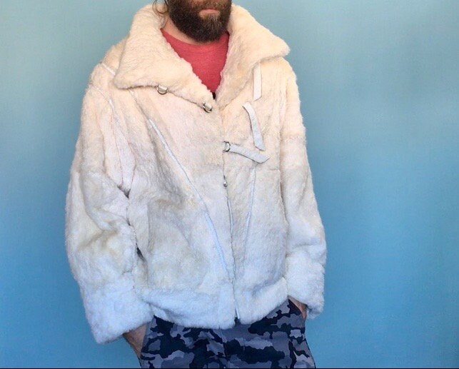 Hasenfell Mantel, Lederjacke Mit Einzigartigem Sylishly Magnificent Half Zipper-Half Pull Riemenverschluss - Größe M Hasenfell Mantel, Lederjacke Mit Einzigartigem Sylishly Magnificent Half Zipper-Half Pull Riemenverschluss - Größe M von ThisVinylLife