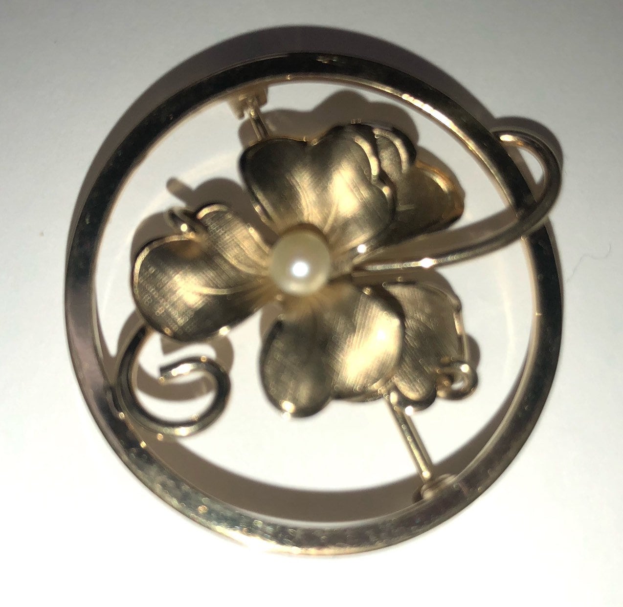 Antikes Gold Gefüllt, 12K Gf Runde Brosche Mit Glänzende Perle in Der Mitte Blumen Kleeblätter, Gf-Blumen-Design Antikes Gold Gefüllt, 12K Gf Runde Brosche Mit Glänzende Perle in Der Mitte Blumen Kleeblätter, Gf-Blumen-Design von ThisandThat865