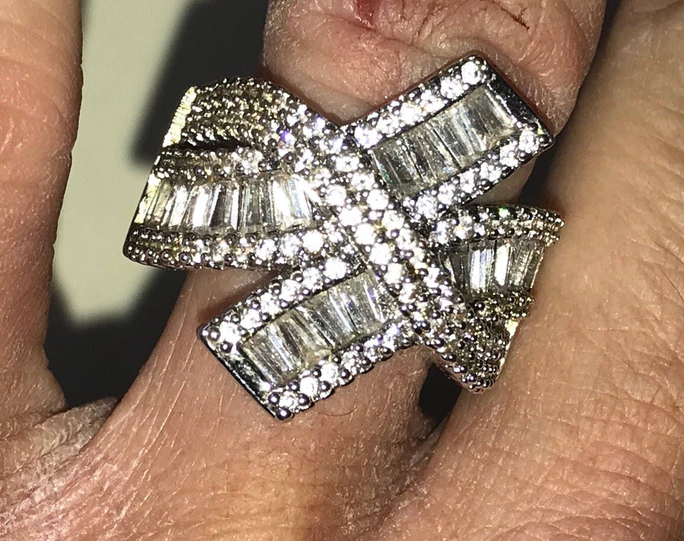 Designer Sterling Silber Crossover Baguette Und Prong Set Zirkonia Steine Cocktail Weit Gebogen Ring Band-Größe 9 3/4 Designer Sterling Silber Crossover Baguette Und Prong Set Zirkonia Steine Cocktail Weit Gebogen Ring Band-Größe 9 3/4 von ThisandThat865