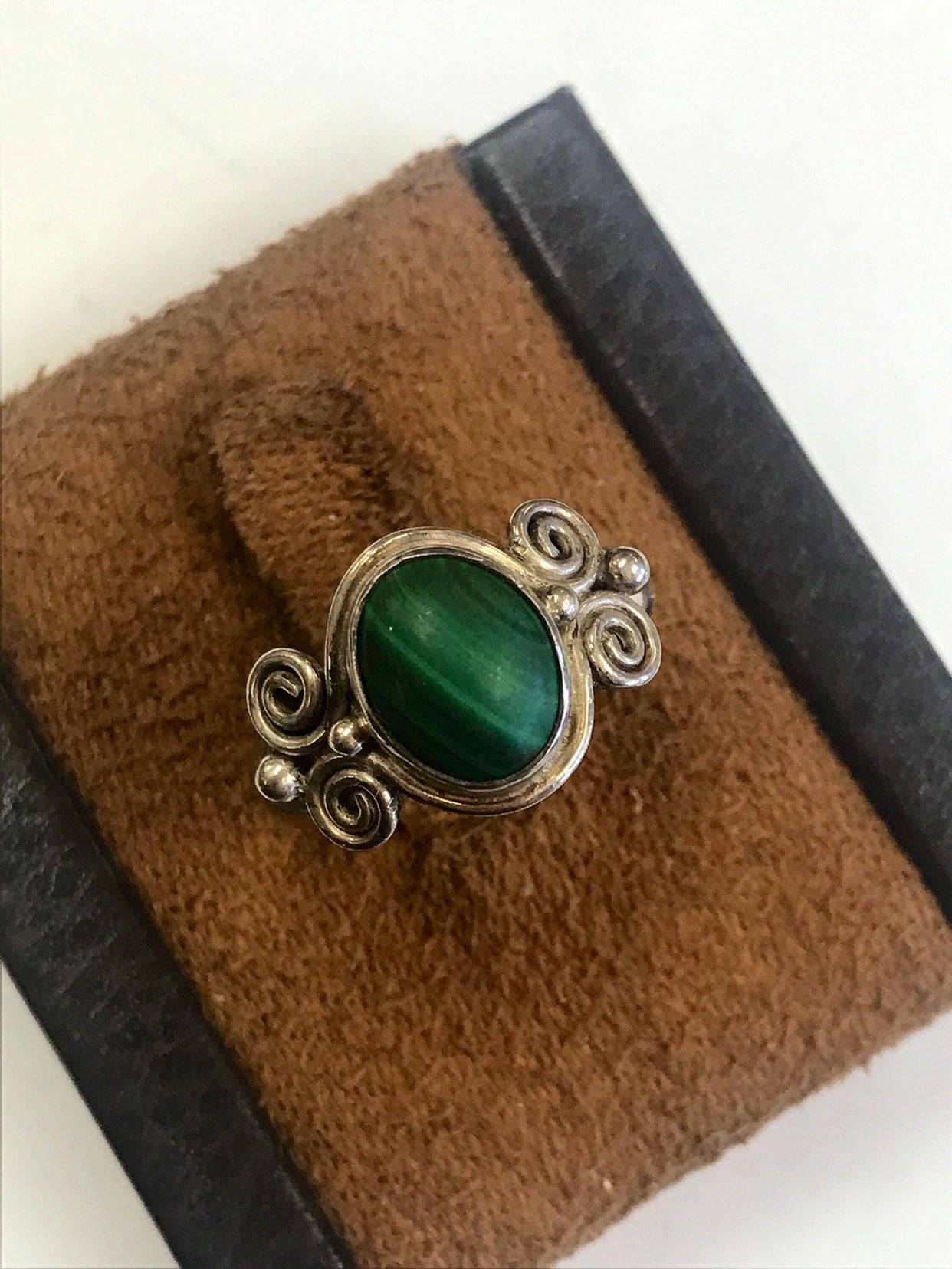Jahrgang Sajen Sterling Silber Malachit Südwestlichen Stil Ring. Oval Geformte Ring W/Wirbel Designs Und Ein Grüner Stein Jahrgang Sajen Sterling Silber Malachit Südwestlichen Stil Ring. Oval Geformte Ring W/Wirbel Designs Und Ein Grüner Stein von ThisandThat865
