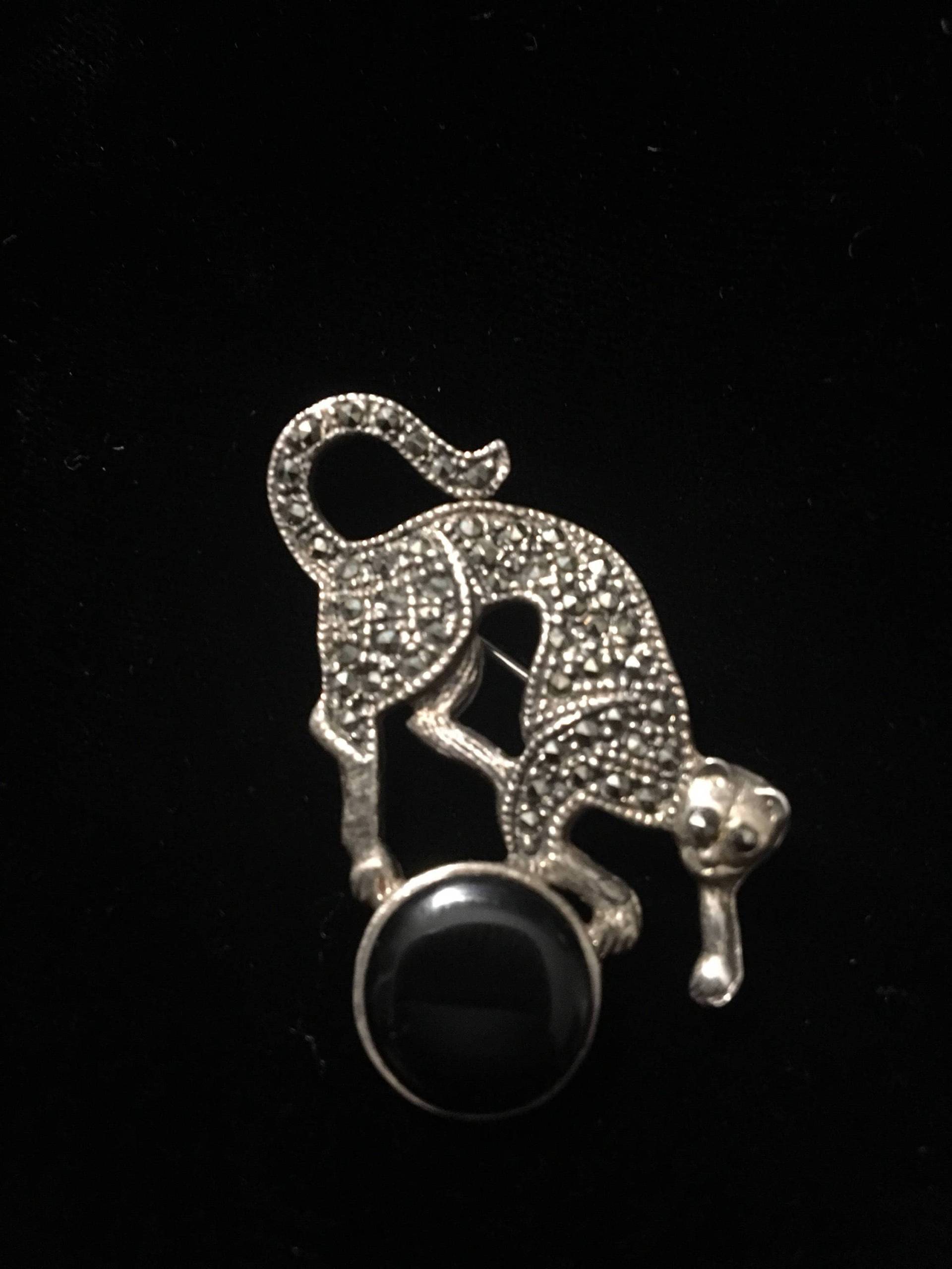 Elegante Katzen Pin Brosche Sterling Silber Markasit Onyx Mid Century Wow von Thisistheotherplace