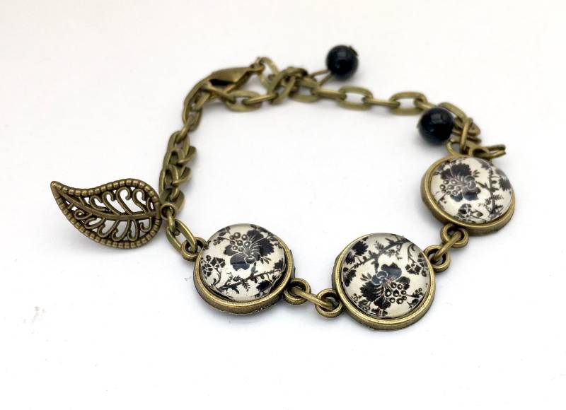 Armband Für Kinder Oder Erwachsene, Schwarze Blumen Auf Beigem Grund, Perlen Und Ein Blattanhänger von Thisliacreations