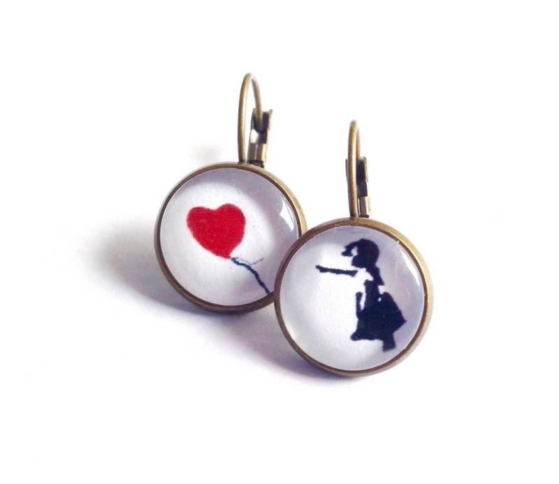 Cabochon-Ohrringe, Junges Mädchen Mit Rotem Ballon, Asymmetrisch, Aus Messing Oder Silbermetall von Thisliacreations