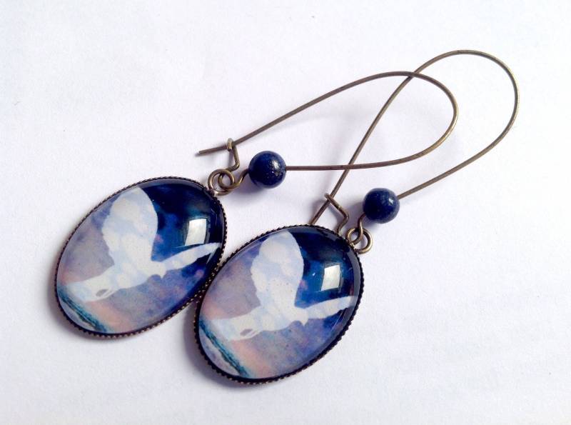 Hängende Ohrringe, Ovale Cabochons, Magritte-Taube, Lapislazuli-Perlen Hängende Ohrringe, Ovale Cabochons, Magritte-Taube, Lapislazuli-Perlen von Thisliacreations