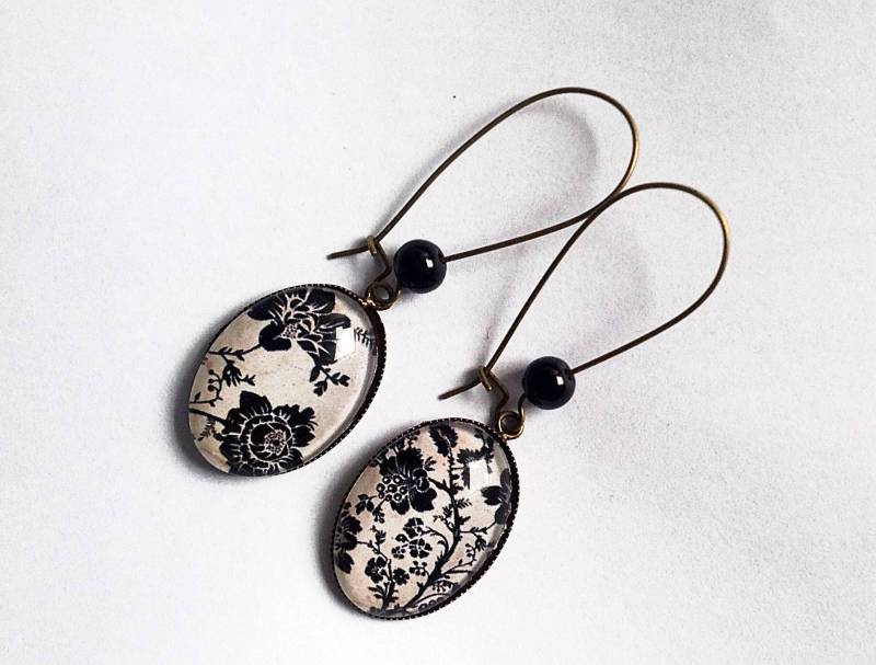 Hängende Ohrringe Aus Bronze, Ovale Cabochons, Schwarze Blüten Auf Beigem Grund, Perlen von Thisliacreations