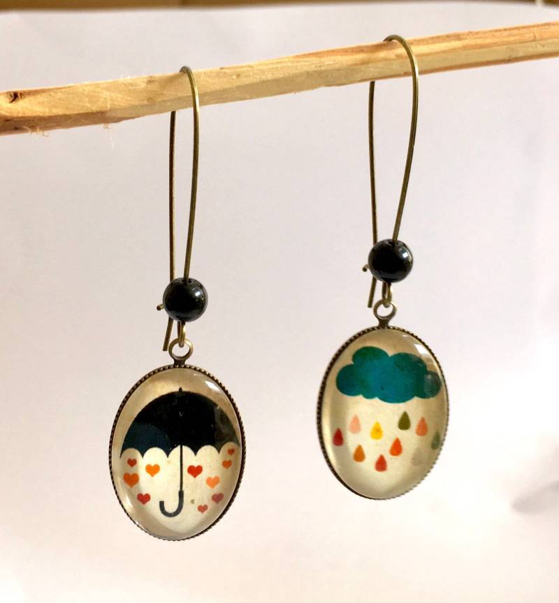 Hängende Ohrringe Aus Bronze, Ovale Cabochons, Wolke Und Regenschirm, Herzen Bunter Regen, Schwarze Perlen Hängende Ohrringe Aus Bronze, Ovale Cabochons, Wolke Und Regenschirm, Herzen Bunter Regen, Schwarze Perlen von Thisliacreations