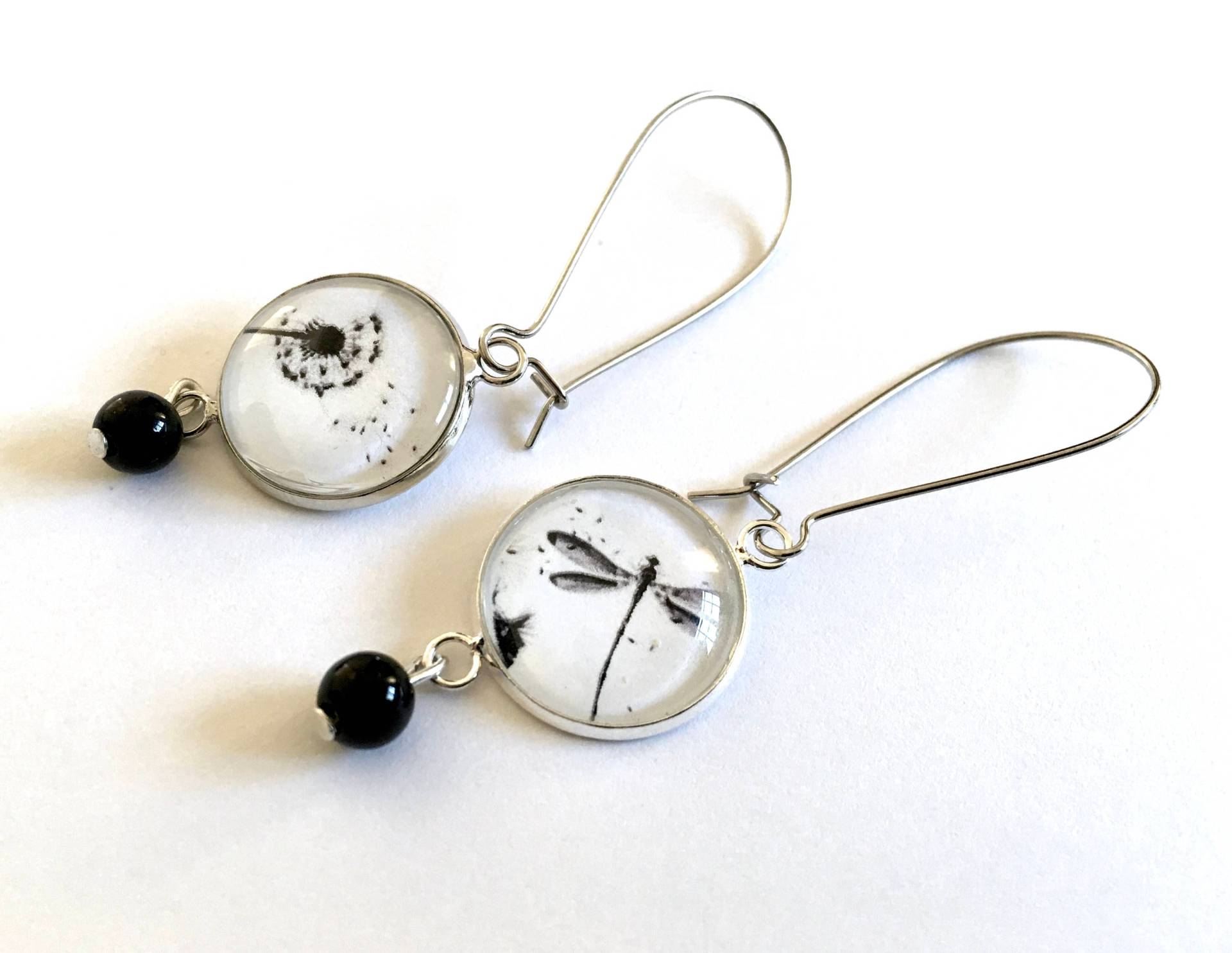 Hängeohrringe, Löwenzahn - Und Libellen-Cabochons, Schwarz Weiß, Versilbertes Metall, Schwarze Perlen von Thisliacreations
