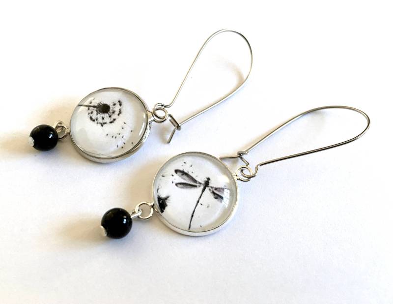 Hängeohrringe, Löwenzahn - Und Libellen-Cabochons, Schwarz Weiß, Versilbertes Metall, Schwarze Perlen von Thisliacreations