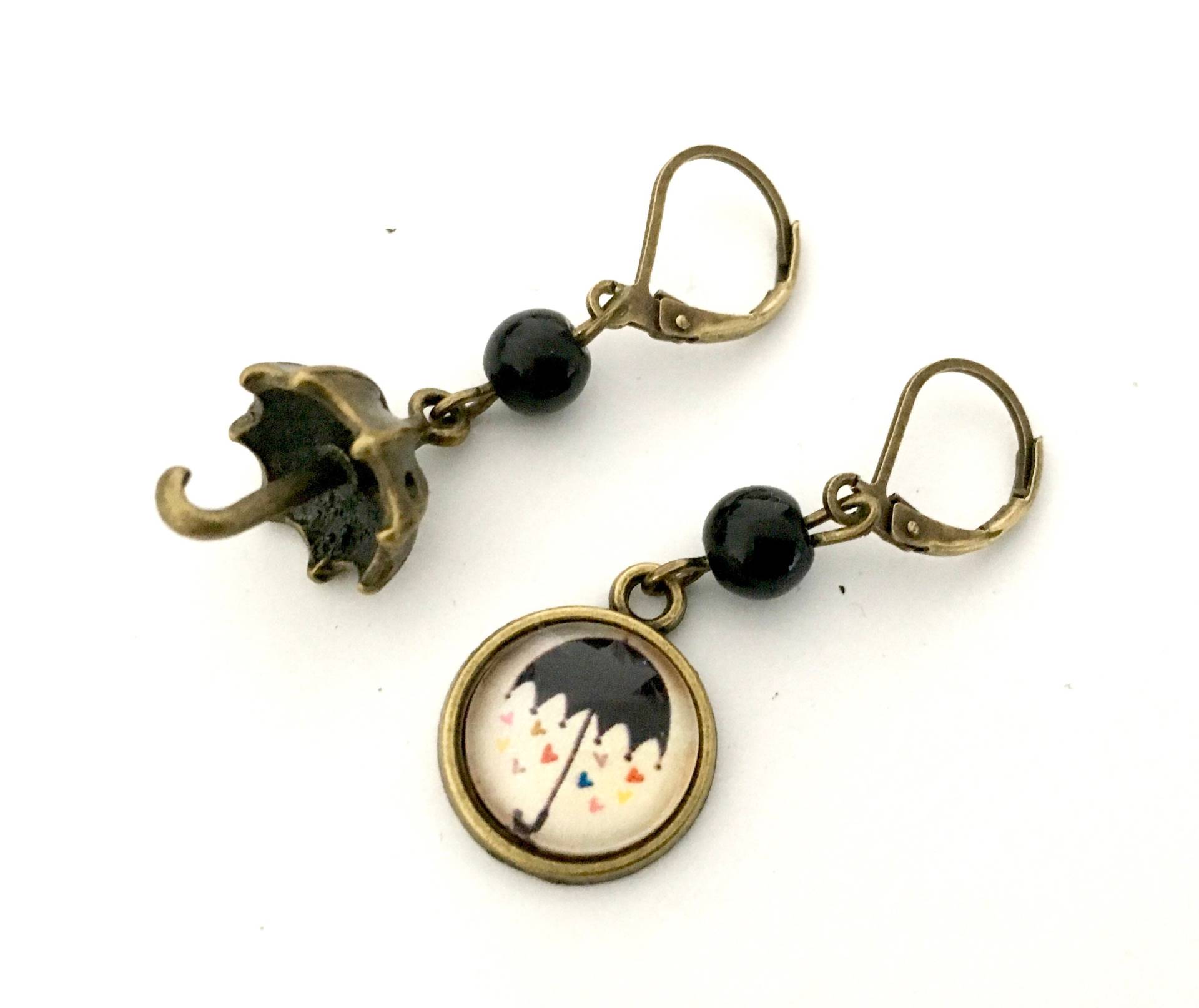 Kleiner, Nicht Zusammenpassender Regenschirm Und Baumelnde Ohrringe Aus Schwarzen Perlen von Thisliacreations