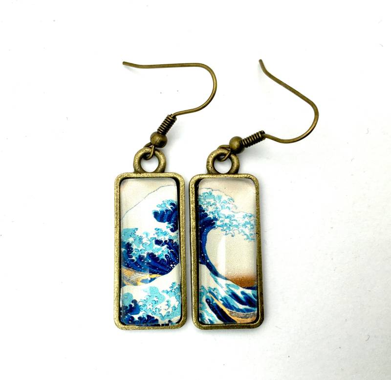 Nicht Zueinander Passende, Rechteckige Cabochon-Ohrhänger, „Die Große Welle Vor Kanagawa" Von Hokusai Nicht Zueinander Passende, Rechteckige Cabochon-Ohrhänger, „Die Große Welle Vor Kanagawa" Von Hokusai von Thisliacreations