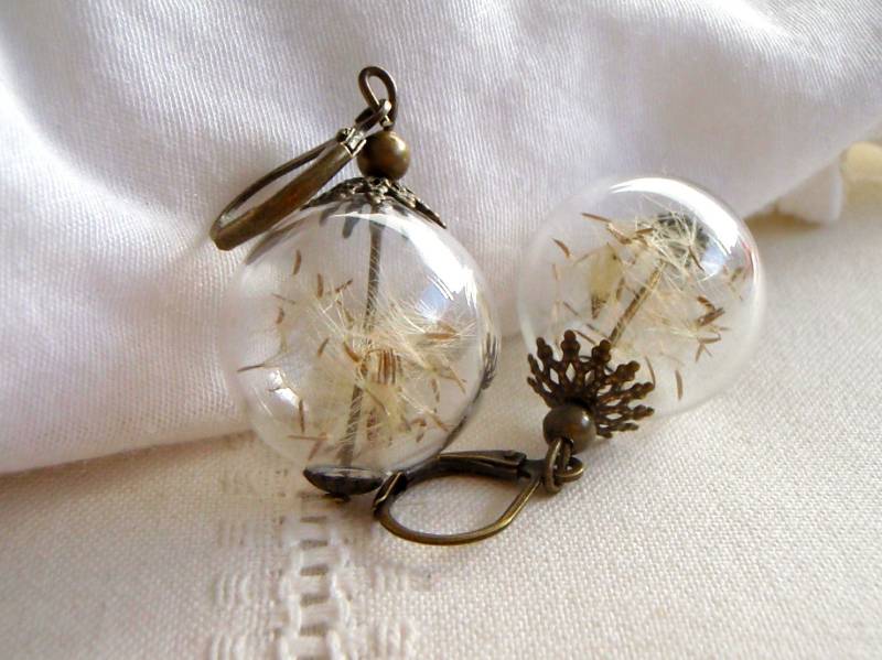 Ohrringe Mit Löwenzahnreiher Und Handgefertigten Glasperlen. Bronze. Getrocknete Blumen von Thisliacreations