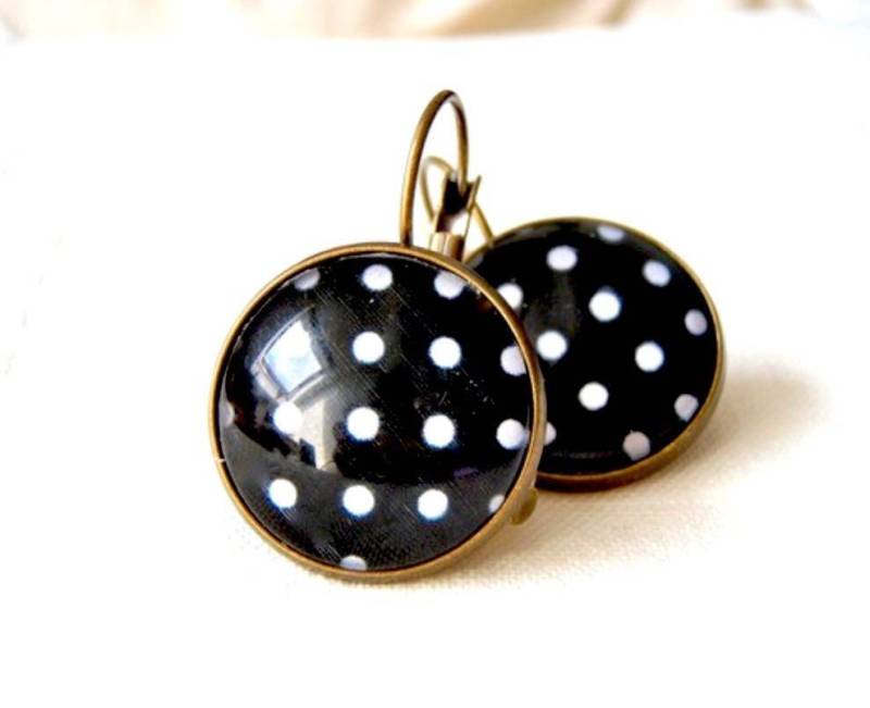 Retro-Cabochon-Schläferohrringe Mit Weißen Punkten Auf Schwarzem Hintergrund in Bronze Und Glas Retro-Cabochon-Schläferohrringe Mit Weißen Punkten Auf Schwarzem Hintergrund in Bronze Und Glas von Thisliacreations