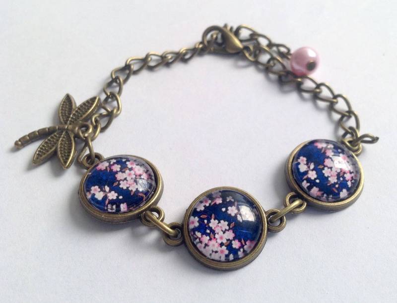 Sakura-Blumenarmband Auf Blauem Hintergrund, Glascabochon, Libelle Und Perle, Bronzekette Sakura-Blumenarmband Auf Blauem Hintergrund, Glascabochon, Libelle Und Perle, Bronzekette von Thisliacreations