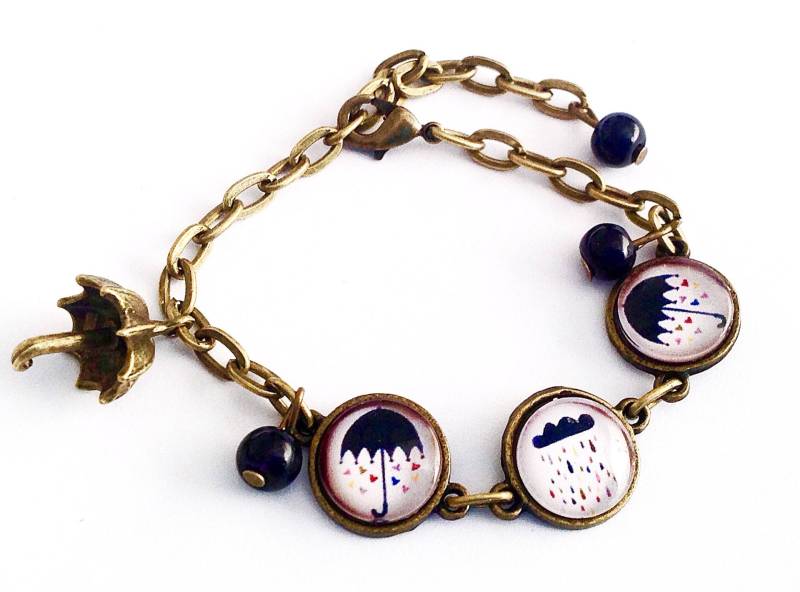 Schwarzes Regenschirm-Cabochon-Armband Und Bunte Herzen Wolken Mit Mehrfarbigem Regen, Schwarzen Perlen Anhänger Schwarzes Regenschirm-Cabochon-Armband Und Bunte Herzen Wolken Mit Mehrfarbigem Regen, Schwarzen Perlen Anhänger von Thisliacreations
