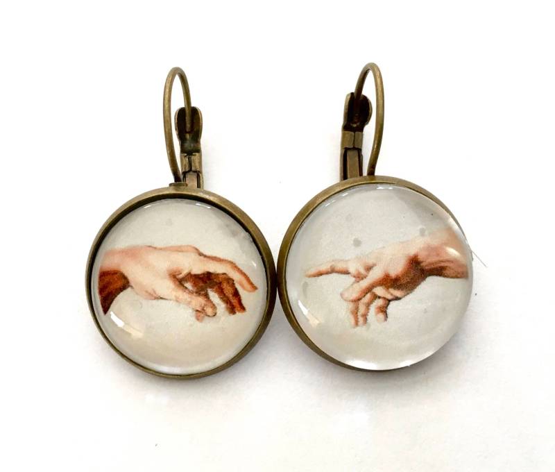 Sleeper-Ohrringe, Cabochons Detail Von Michelangelos Erschaffung Adams. Bronze Und Glas von Thisliacreations