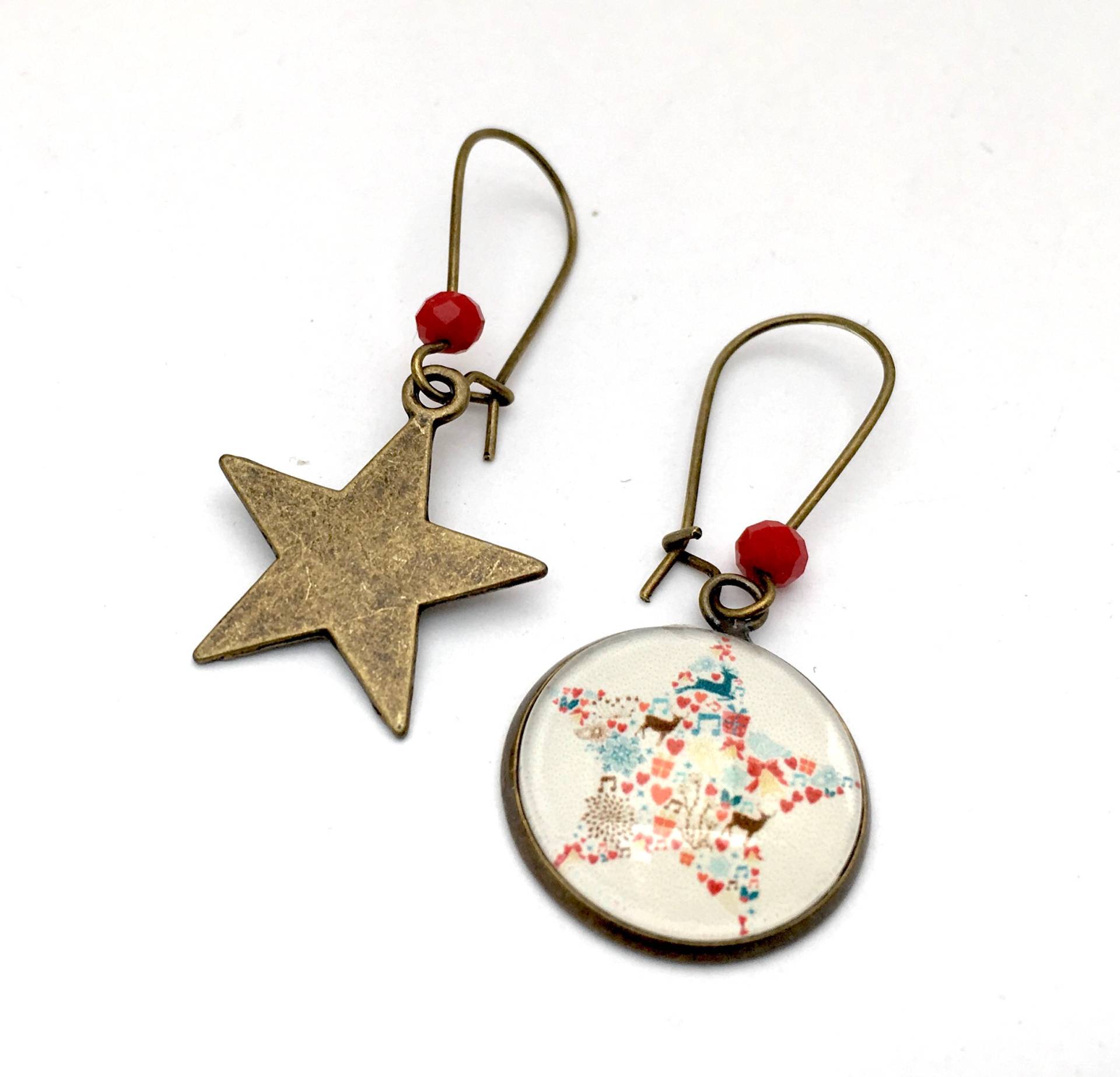 Ungleiche Weihnachtsstern-Ohrringe von Thisliacreations