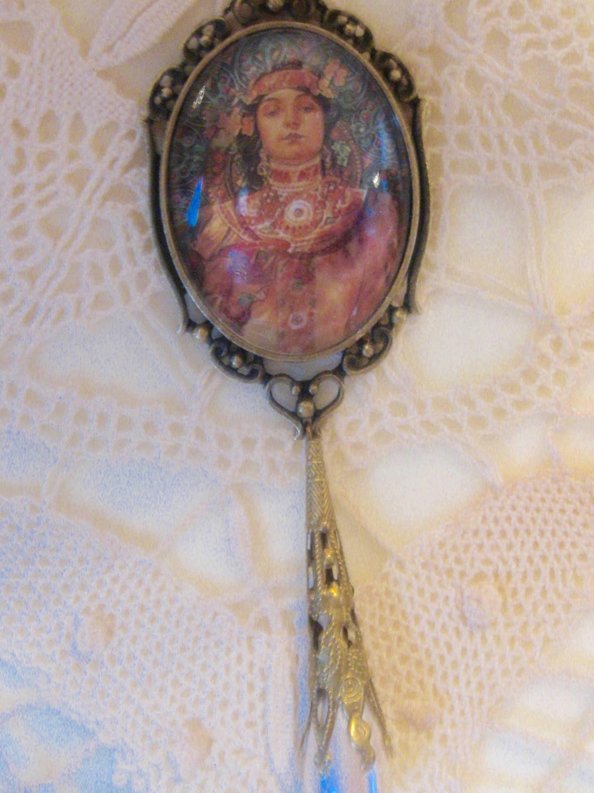 Alphonse Mucha Anhänger Alphonse Mucha Anhänger von ThistleCottageStudio