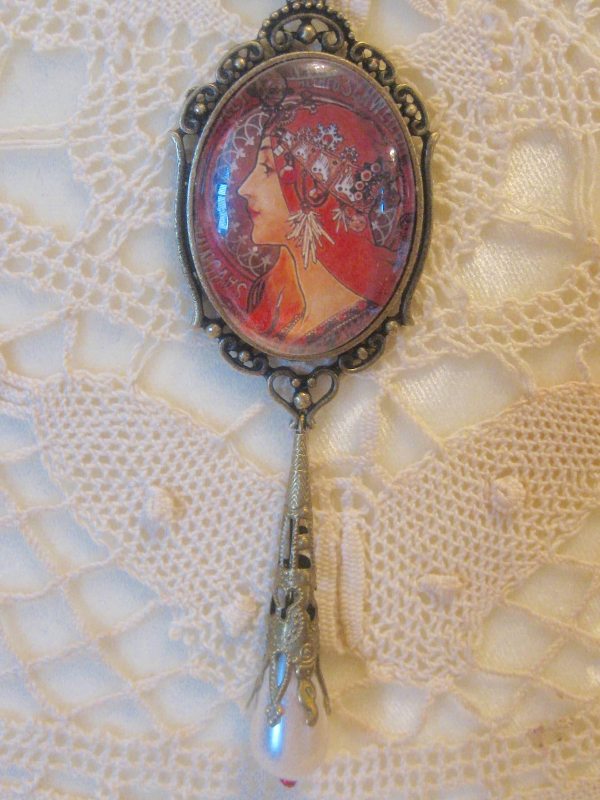 Alphonse Mucha Anhänger Alphonse Mucha Anhänger von ThistleCottageStudio