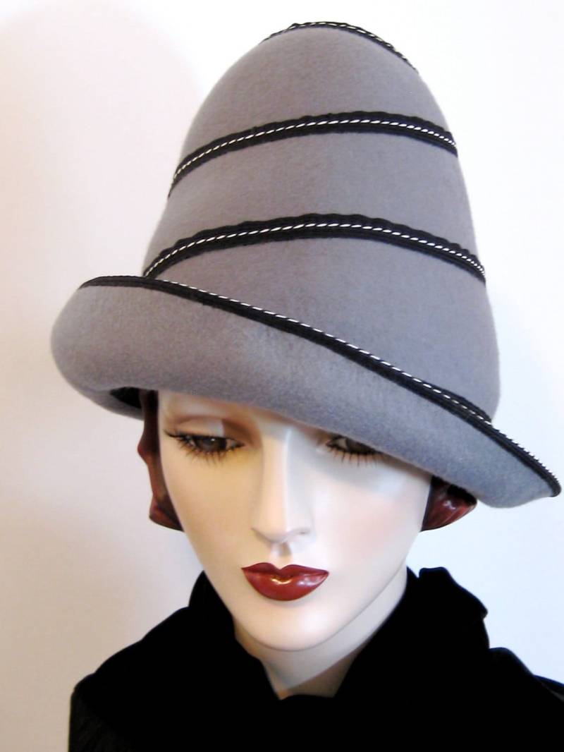 On Sale/ Spiralförmiger Bienenstock Hut/Grau On Sale/ Spiralförmiger Bienenstock Hut/Grau von ThistleCottageStudio