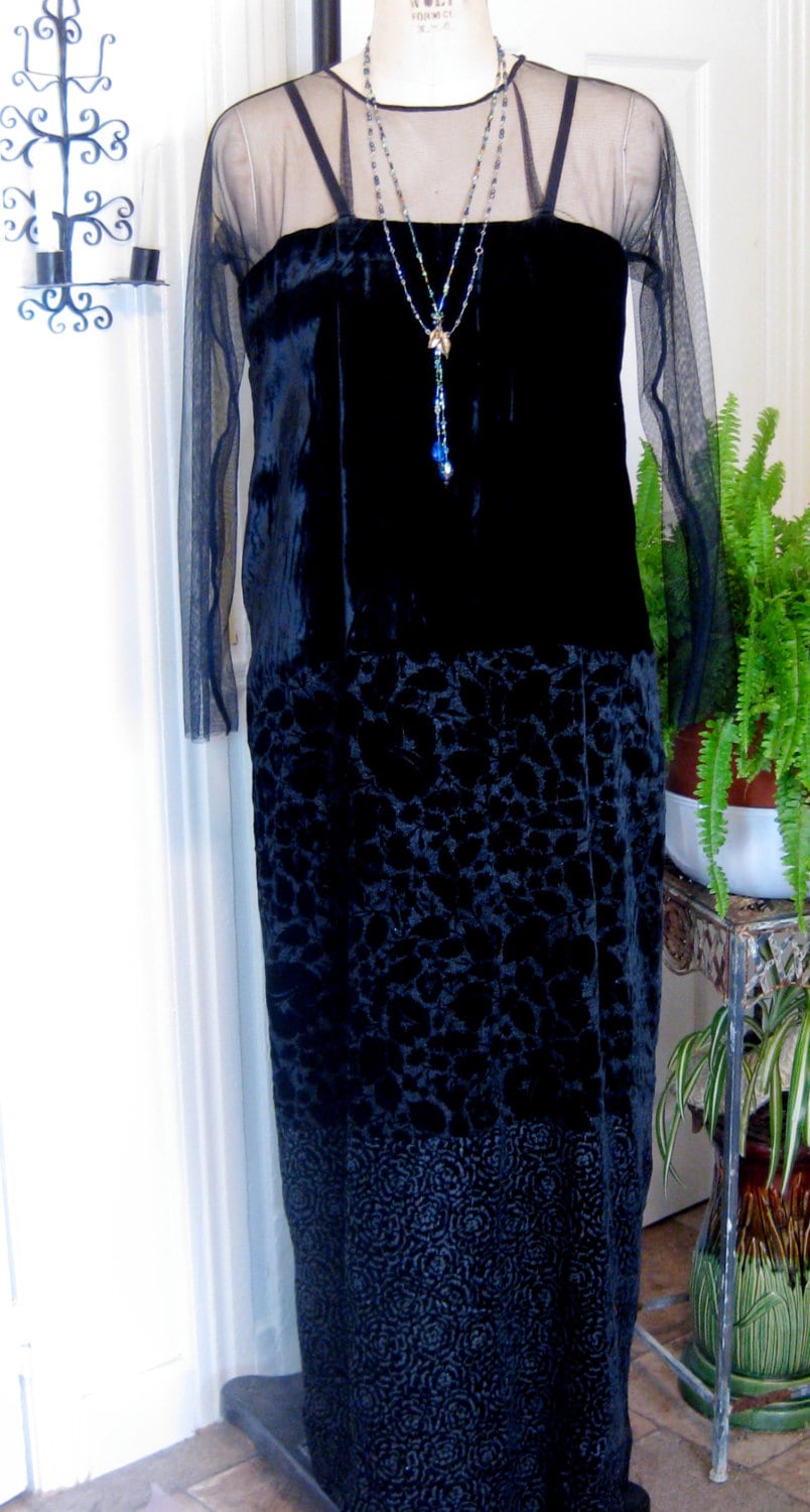 Reduziert/Abendkleid Aus Beflocktem Samt Reduziert/Abendkleid Aus Beflocktem Samt von ThistleCottageStudio