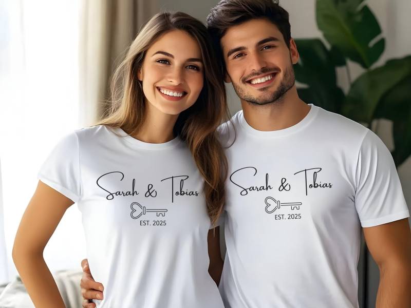Personalisiertes Einzug Shirt Einweihungsgeschenk Wohnung Bauherr T-Shirt Einzugsgeschenk Richtfest Geschenk Hauskauf Eigenheim Personalisiertes Einzug Shirt Einweihungsgeschenk Wohnung Bauherr T-Shirt Einzugsgeschenk Richtfest Geschenk Hauskauf Eigenheim von ThomaTwins