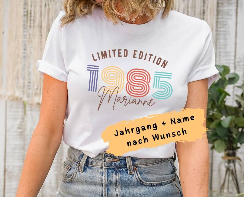 Retro Tshirt Zum 40. Geburtstag Frau Jahrgang 1985 Shirt Mit Name Geschenk Individuelles Geburtstagsgeschenk Freundin Retro Tshirt Zum 40. Geburtstag Frau Jahrgang 1985 Shirt Mit Name Geschenk Individuelles Geburtstagsgeschenk Freundin von ThomaTwins