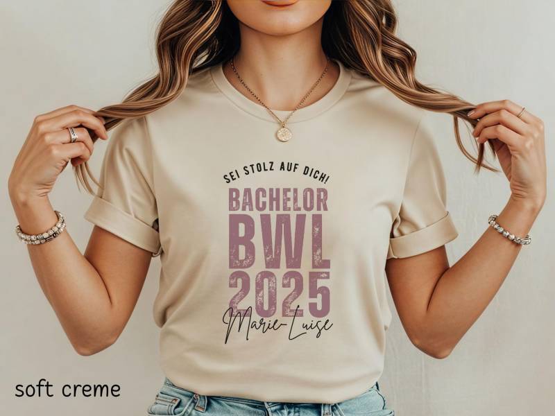 T-Shirt Bachelor Mit Name Shirt Abschluss Geschenk Bachelorabschluss Studienabschluss Bestanden T-Shirt Bachelor Mit Name Shirt Abschluss Geschenk Bachelorabschluss Studienabschluss Bestanden von ThomaTwins