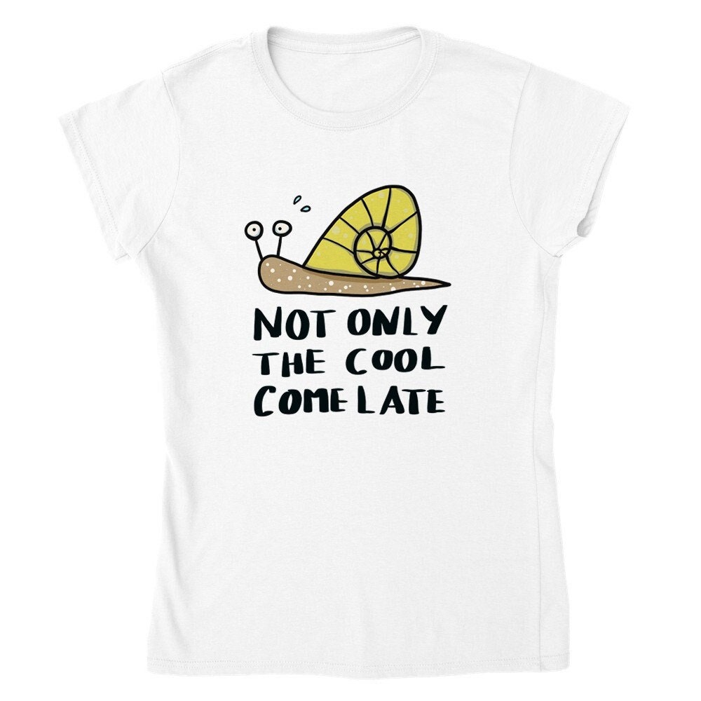 Bedrucktes Baumwolltshirt Mit Witziger Schnecke/Not Only The Cool Come Late Tailliertes Damen-T-Shirt Rundhalsausschnitt Bedrucktes Baumwolltshirt Mit Witziger Schnecke/Not Only The Cool Come Late Tailliertes Damen-T-Shirt Rundhalsausschnitt von ThomaeArt
