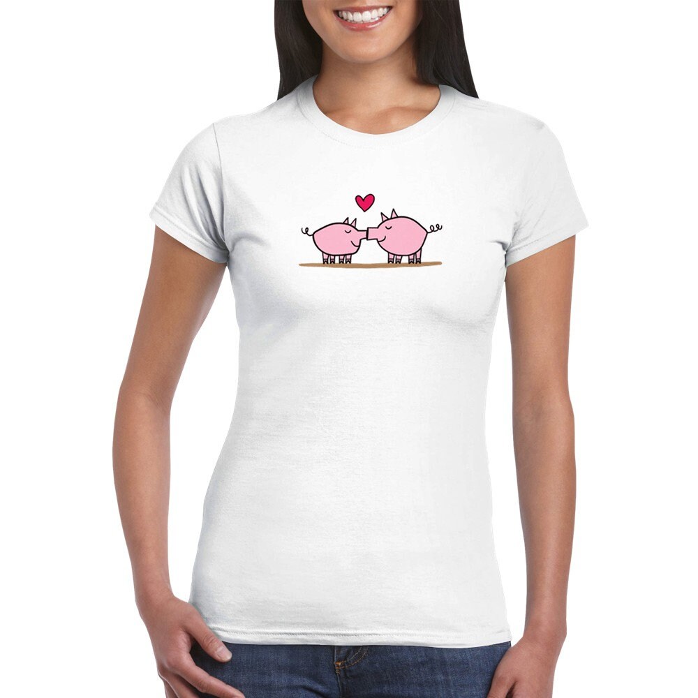 Zwei Schweie Küssen Sich/Süßes Tshirt Tailliertes Damen-T-Shirt Mit Rundhalsausschnitt Bedrucktes Baumwolltshirt Für Verliebte Zwei Schweie Küssen Sich/Süßes Tshirt Tailliertes Damen-T-Shirt Mit Rundhalsausschnitt Bedrucktes Baumwolltshirt Für Verliebte von ThomaeArt