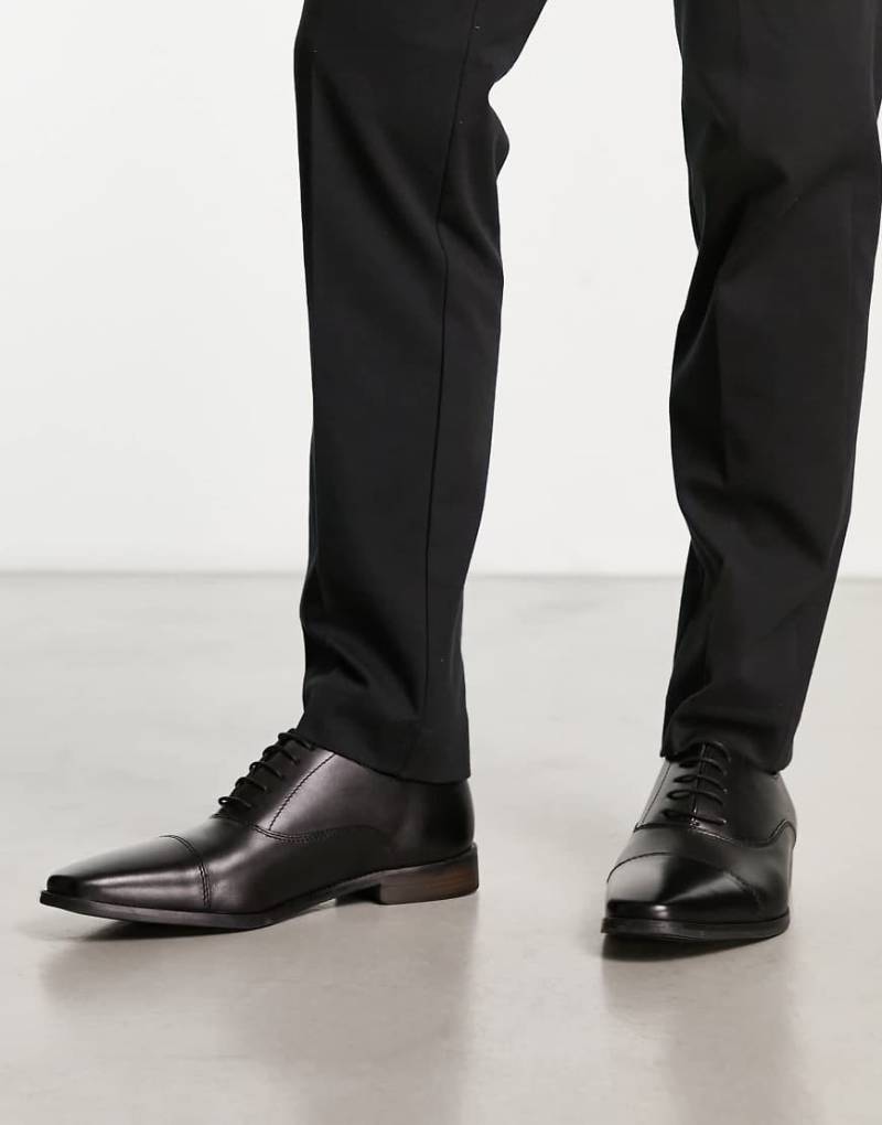 Thomas Crick - Oxford-Schnürschuhe aus Leder in Schwarz Thomas Crick - Oxford-Schnürschuhe aus Leder in Schwarz von Thomas Crick