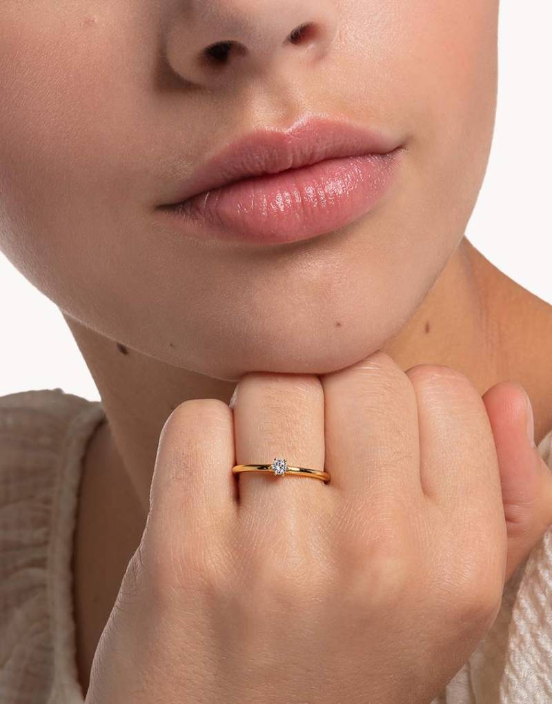 Thomas Sabo - Ring aus 925er Sterlingsilber mit weißem Schmuckstein und 18-karätiger Vergoldung in Gelbgold-Goldfarben von Thomas Sabo