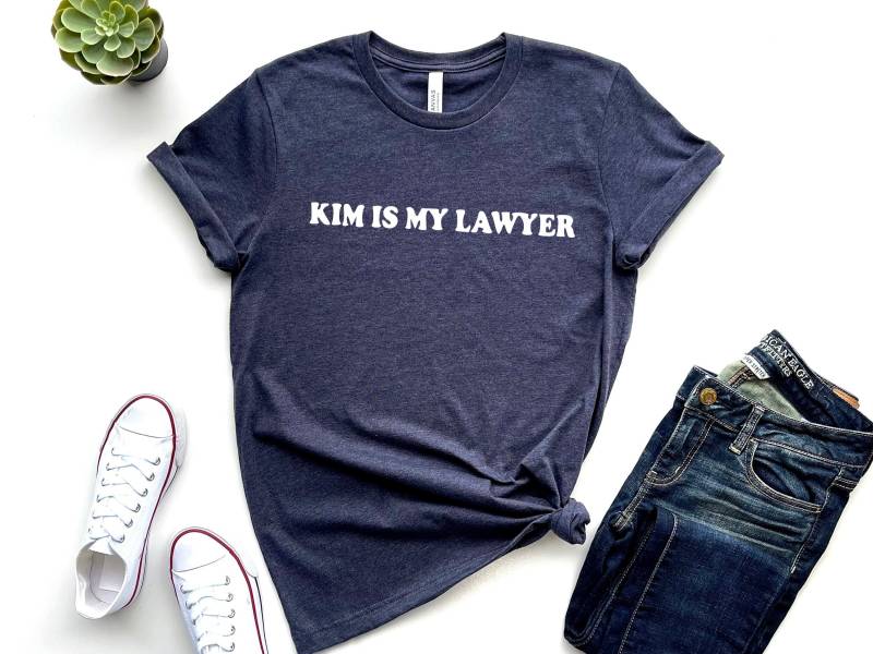 Kim Is My Anwalt Sweatshirt, My Anwalt T-Shirt, Langarm, Kanye West Shirt, Kardashian Sweatshirt Kim Is My Anwalt Sweatshirt, My Anwalt T-Shirt, Langarm, Kanye West Shirt, Kardashian Sweatshirt von ThopasCo